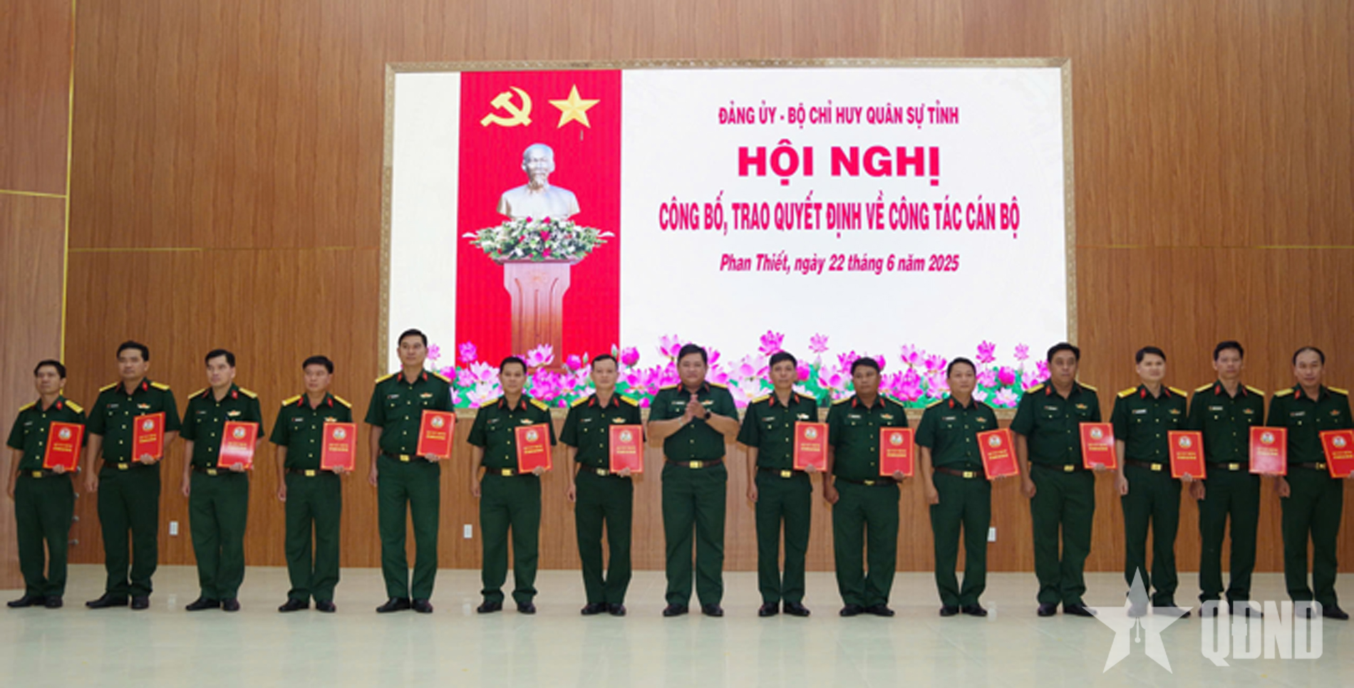 Bộ CHQS tỉnh Bình Thuận trao các quyết định về điều động, bổ nhiệm cán bộ